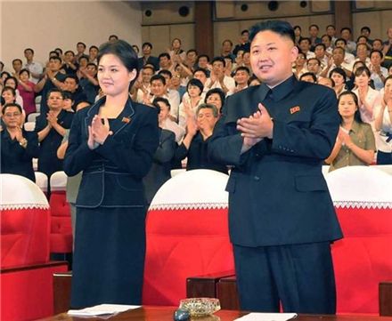 지난 6일 모란봉악단 공연을 관람중인 김정은(오른쪽) 북한 노동당 제1비서와 부인 리설주.
