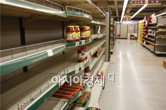 15일을 끝으로 문을 닫는 그랜드마트 인천 계양점 2층 식품매장. 텅 빈 진열대에 아직 처분되지 못한 물건들만 남아 있다.
