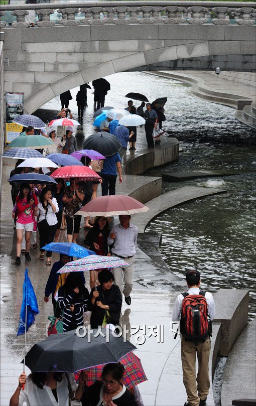 [포토]'물 불어난 청계천 구경하자'