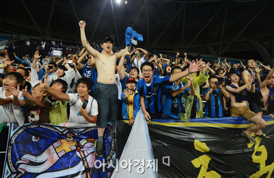 [포토] 승리의 기쁨 만끽하는 인천 서포터들