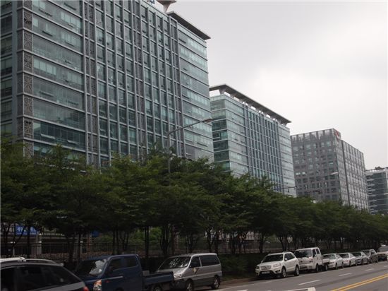 서울디지털단지로 이름이 바뀐 옛 구로공단이 과거 60~70년대 한국 산업화의 주역 자리를 차지할 정도로 큰 역할을 했지만 시대 변화에 따라 아파트형 공장 빌딩 숲으로 변모했다.