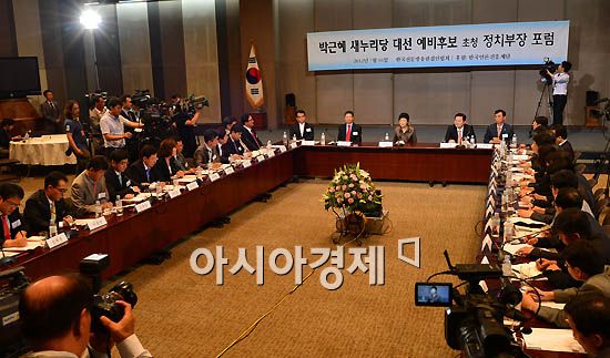 [포토]언론사 정치부장들 만난 박근혜