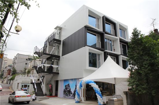 모듈러주택으로 유명한 포스코A&C가 아파트 사업에 나선다. 사진은 포스코A&C가 서울 청담동에 준공한 이동형 모듈러 주택 '뮤토 청담' 외부 전경이다.