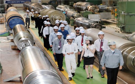 ▲'UAE 청년대사 프로그램'을 통해 한국을 방문 중인 UAE 대학생 20명이 두산중공업 창원 터빈공장을 둘러보고 있다.