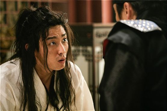 Still shot of Ju Ji-hoon in "I am the King" [Lotte Entertainment]