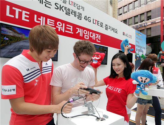 [포토]'한국의 LTE폰을 이용한 게임, 정말 신기하네요!' 