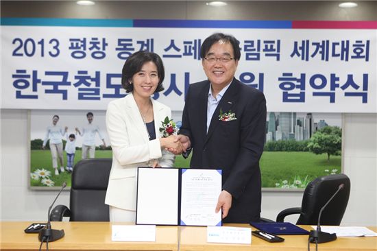 정창영 코레일 사장(오른쪽)과 나경원 평창동계올림픽조직위원회 위원장이 협약서에 서명한 뒤 악수하고 있다.