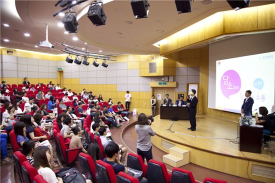 지난 4일 부산대학교에서 열린 '담소프로젝트'에서 김경수 한국산업단지공단 이사장이 학생들에게 강연을 하고 있다.