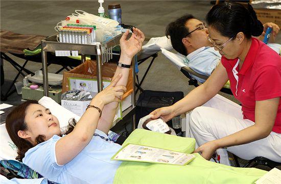 신한銀, 소아암 환자에게 헌혈증서 기부