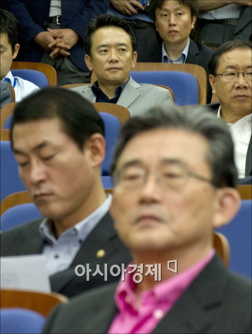 [포토]의원총회 참석한 남경필 의원