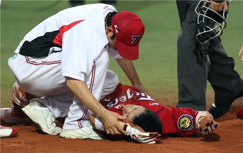 김선빈이 지난 15일 대구 삼성전에서 홈으로 쇄도하다 상대 포수 진갑용과 충돌해 부상을 당했다. (사진제공=KIA 타이거즈)