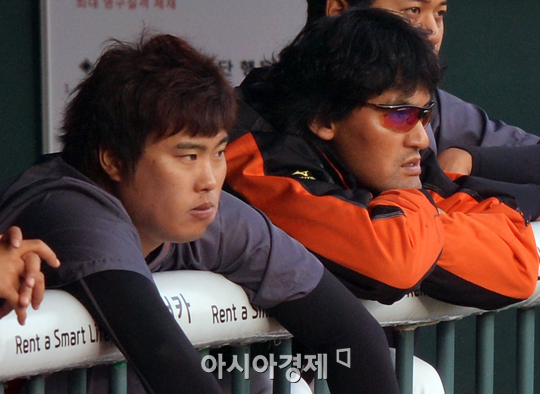 더그아웃에서 경기를 지켜보는 류현진(왼쪽)과 박찬호(사진=정재훈 기자)