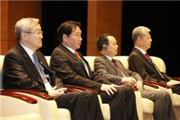 한중수교 20주년기념 국제학술포럼에 참석한 최태원 SK그룹 회장(왼쪽 두번째) 등 VIP들이 기조연설을 경청하고 있다.