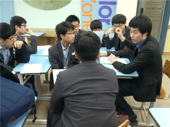 카이스트 미담장학회 학생들이 대전 충남고 학생들과 토론식 수업을 하고 있다.