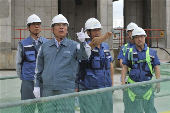 지난 18일 정동화 포스코건설 부회장(왼쪽에서 두 번째)이 울산 문수산 더샵 건설현장을 방문해 현장직원들과 현장 안전 점검을 하고 있다.