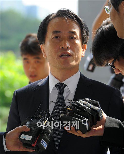 [포토]검찰 출석하는 김희중 전 청와대 실장