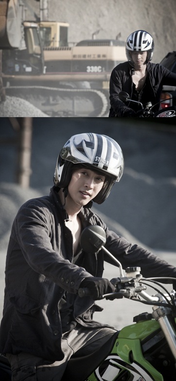 Photos of Kim Hyun-joong during "City Conquest" shooting in Japan [Feel Boy Entertainment]