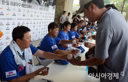 [포토] 프로야구 레전드들의 팬 사인회