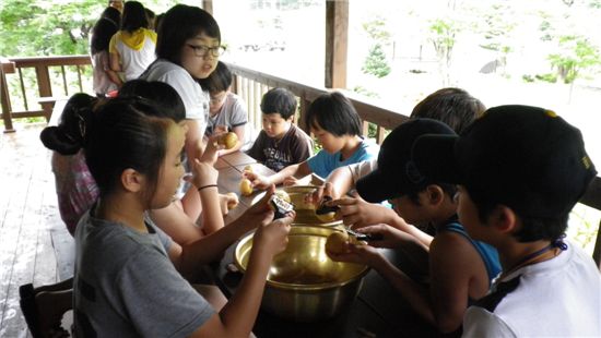 반갑다  친구야!  신나게~ 놀자!