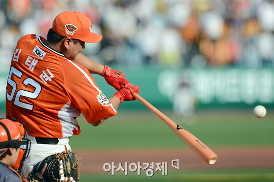 [포토] 한화 김태균 '치면 그냥 넘어가네~'