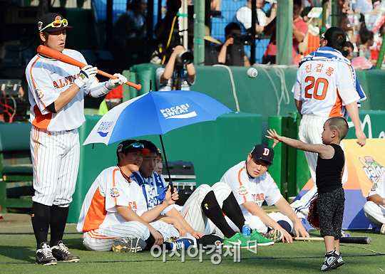 [포토] 홍성흔 아들 화철 '강민호 삼촌 제 공을 쳐보세요~'