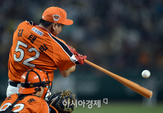 [포토] 김태균 '홈런왕 향한 힘찬 타격'