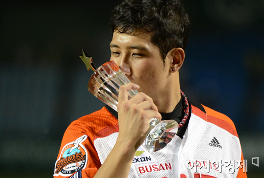 [포토] 황재균 '미스터 올스타 트로피, 넌 운명이었어'