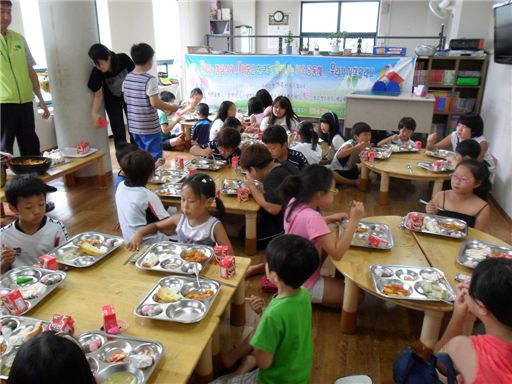 '엄마손 밥상'은 전국 88개 국민임대 단지내 4000여명의 아동들에게 여름방학동안 학교급식을 대체할 수 있도록 점심을 제공하고 있다.