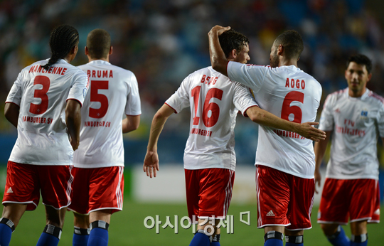 [포토] 선제골 넣고 동료와 기쁨 나누는 마쿠스 베리