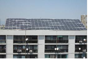 임대아파트 지붕에 설치된 태양광발전장치 / 서울시
