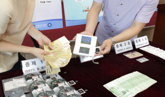 ▲서울세관 직원들이 닌텐도 불법복제 게임물 등 증거품을 살펴보고 있다.