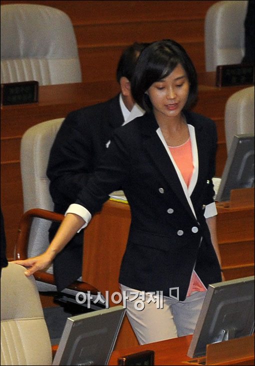 [포토]본회의 참석하는 김재연 의원