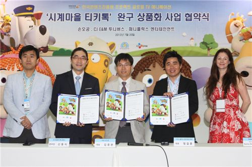 (왼쪽부터)신동식 CJ E&M 본부장, 김종완 손오공 대표, 정길훈 퍼니플럭스 대표