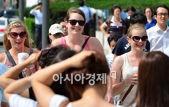 [포토] 한국 햇살 즐기는 외국인들