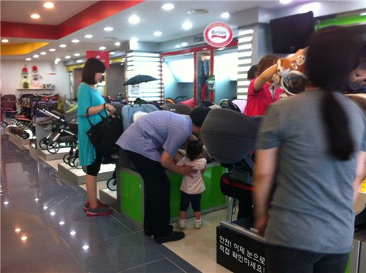 21일 토요일 서초동 H 수입 유아용품 전문점에서 한 신혼부부가 아이 탈 카시트를 고르고 있다