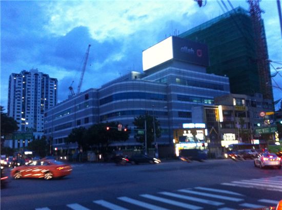 KT는 서울 중구 흥인동 KT동대문지사를 헐고 그곳에 25층 규모의 호텔과 오피스텔 1개 동씩을 건립키로 하고 조만간 허가 절차에 착수할 계획이다. 사진은 KT동대문지사.