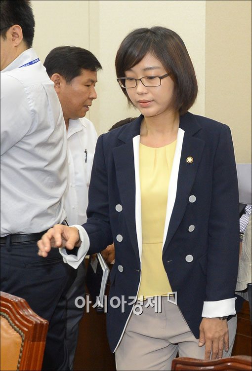 [포토]기획재정위 참석하는 김재연 의원