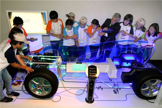 한국GM 부평본사 홍보관에서 24일 개최된 '2012 대한민국 오토 사이언스 캠프' 입소식에서 세르지오 호샤 사장이 참가학생들에게 전기자동차의 구동 원리에 대해서 설명하고 있다.
