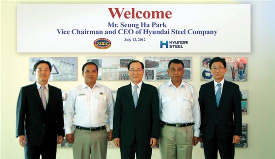 현대제철 박승하 부회장(가운데)이 지난 11일 장기 공급 계약을 체결한 미얀마 수요가 업체인 AMC를 방문해 양호(Yang Ho, 사진 우측) 사장 등과 기념 촬영을 하고 있다.