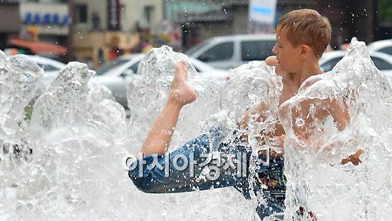 [포토] 물놀이 즐기는 외국 어린이