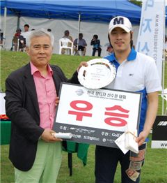 김건휘(오른쪽)가 웍스장타대회에서 우승한 뒤 공병소 대표와 함께 기념촬영을 하고 있다.