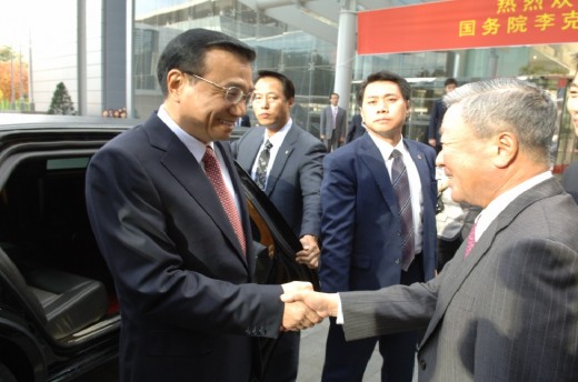 지난해 LG를 방문한 리커창 중국 부총리(왼쪽)와 구본무 LG 회장이 악수를 나누고 있다. 