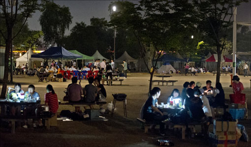 낮에는 불볕더위가, 밤에는 열대야 현상이 연일 이어지고 있는 24일 서울 마포구 상암동 난지캠핑장을 찾은 시민들이 도심 속 캠핑을 즐기며 시원한 시간을 보내고 있다. 윤동주기자 doso7@