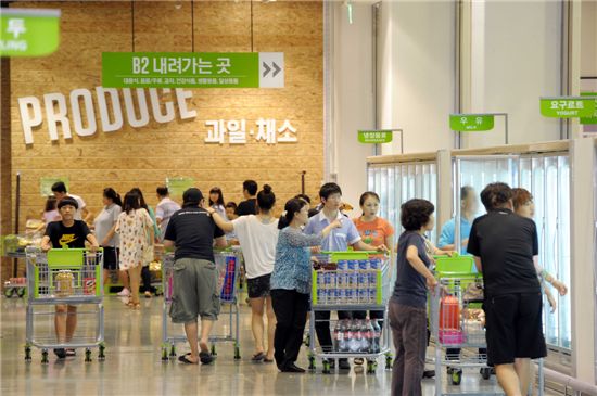 ▲지난 13일 오픈한 이마트 트레이더스 천안아산점의 지하1층 식품 매장 전경.