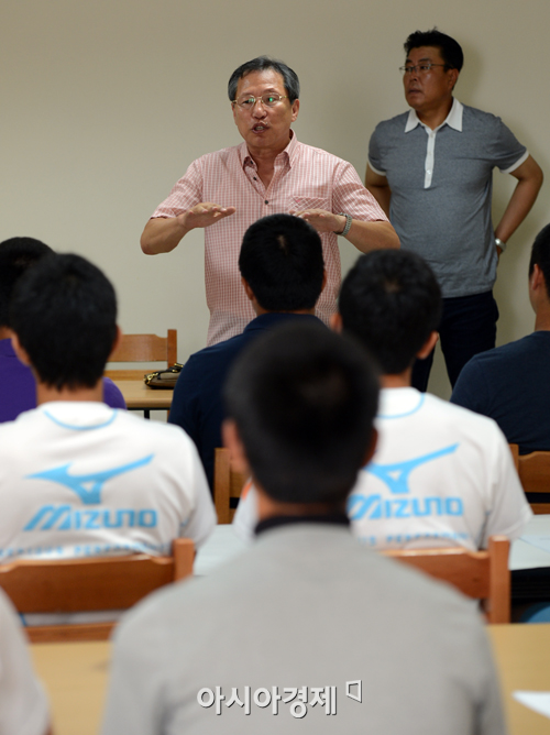 [포토] 청소년 대표팀 격려하는 이교석 기술위원장