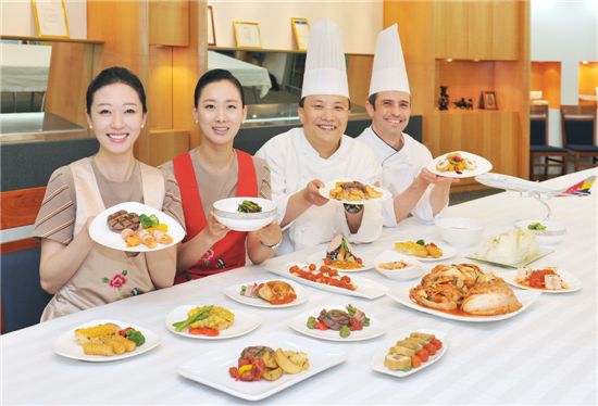 아시아나항공 승무원과 기내식을 개발하는 쉐프들이 김치베이컨말이를 곁들인 스테이크, 열무김치국수, 김치프리타타, 김치닭가슴살말이(왼쪽부터)를 선보이고 있다.
