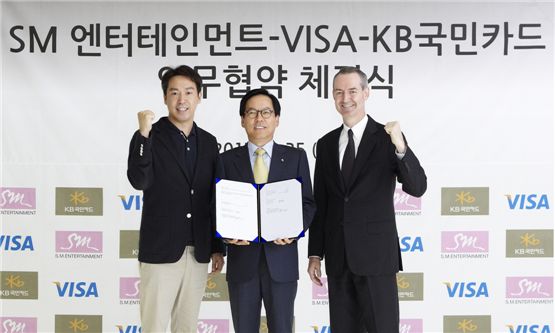 SM Entertainment's president Kim Yeong-min (left), KB Kookmin Card's Choi Gi-eui (middle) and VISA Korea's country manager James Dixon (right) at the signing of the MOU held in Seoul, South Korea on July 25, 2012. [SM Entertainment]