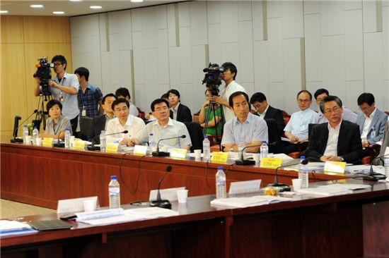 유덕열 동대문구청장(가운데)이 ‘탈핵에너지 전환 사회를 위한 간담회에 참석해 보고자료를 경청하고 있다.
