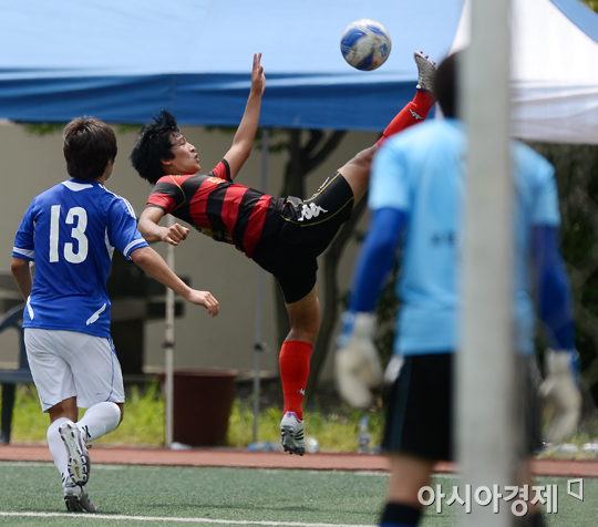 [포토] '오버헤드킥으로 걷어낸다!'