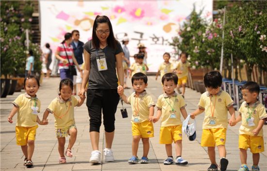 지난해 '제21회 나라꽃 무궁화 전국축제' 때 유아원 어린이들이 선생님들과 함께 무궁화꽃을 돌아보고 있다. 